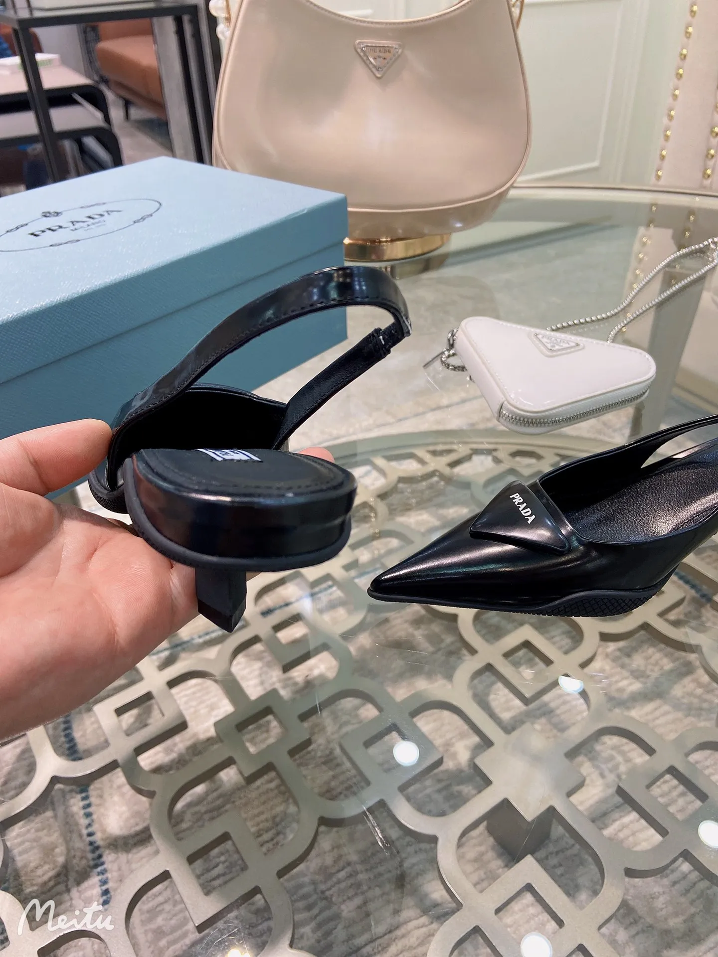 ✨Ex-factory price p480✨ Women's shoes, women's clothing ✨Ex-factory price pRADA ²⁰²¹𝐬𝐬Prada's new spring and summer products are coming with strength! ❣️The same style sandals as popular superstar Jin Chen, a fashionable and versatile nice item. The original shoes are developed and purchased from Italian counters. They are reproduced 1:1 according to the original taste. This year’s theme is not to be defined, embodying texture through simplicity💛From thick-soled sneakers to sawtooth short boots to 2021 kitten heels, everything reveals a sure-fire momentum... Combining gentleness and handsomeness, kitten heels are the finishing touch for little women❤️ Top-notch open-edge beaded cowhide with original 3D printing, triangle logo consistent with the original, wear-resistant t✨factory price PU outsole, goat leather lining, breathable and comfortable ads midsole. ⚛Heel height 3.0cm. ⚛Size: 34-39 (customized in 40 pieces) ⚛Original packaging accessories. ⚛Triangle deduction